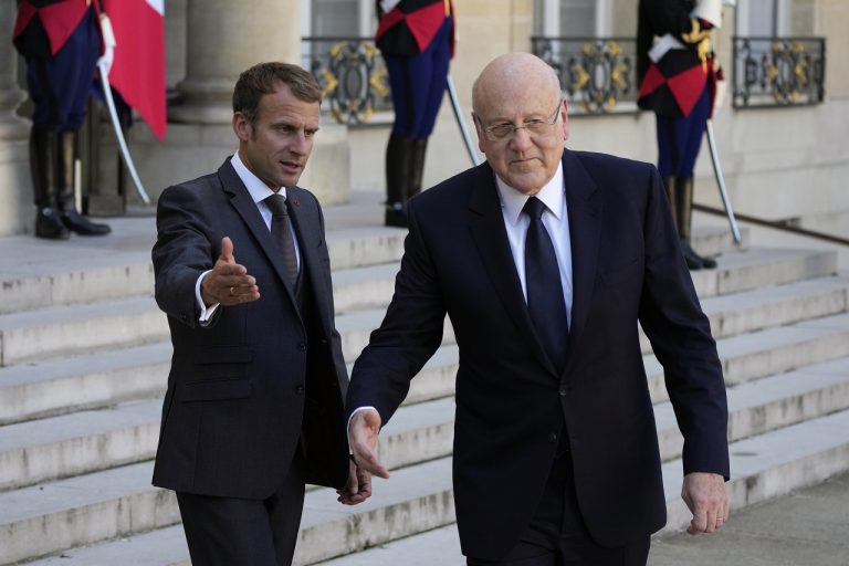 Emmanuel Macron a Nadžíb Mikátí