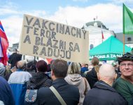 Na snímke účastníci protestu proti očkovaniu a vláde SR pred Prezidentským palácom 1. septembra 2021 v Bratislave