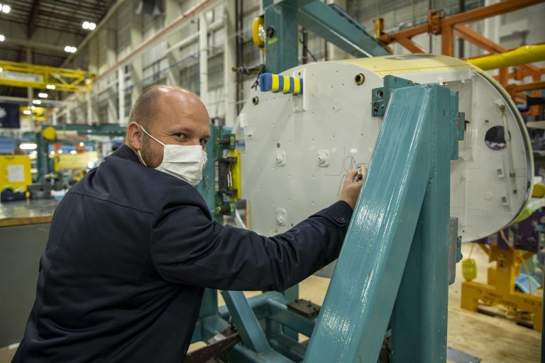 Jaroslav Naď navštívil závod firmy Lockheed Martin, v ktorej sa vyrábajú stíhacie lietadlá F-16 pre SR