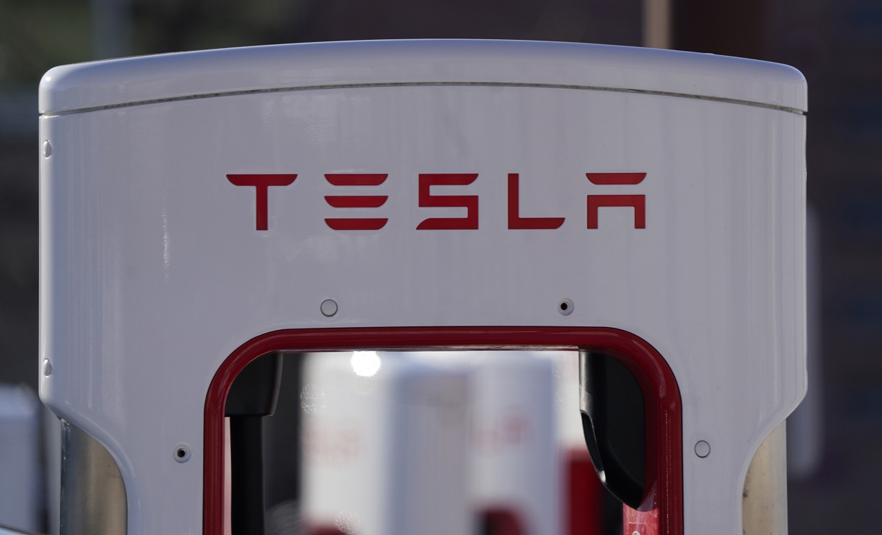 Tesla znižuje nemeckú výrobu, lákajú ju americké dotácie