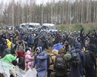 Migranti z Blízkeho východu a iných krajín po prekročení hranice z Bieloruska do Poľska  sa zhromažďujú ilegálne na hranici v poľskej dedine Grodno 8. novembra 2021