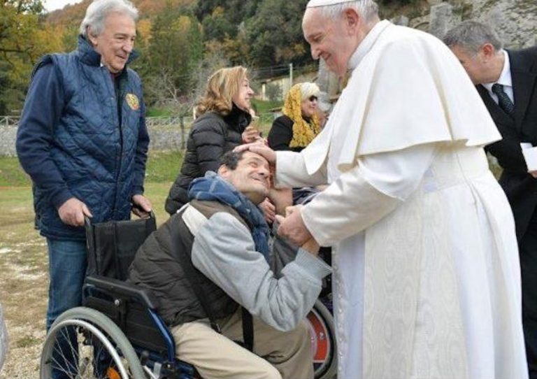 pápež a zdravotne postihnutý