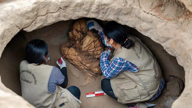 zviazaná múmia zakrývajúca si tvár v Peru