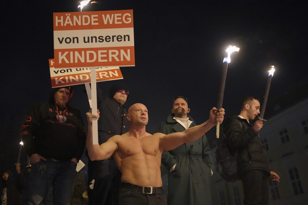 Protest proti sprísneniu pandemických opatrení vo Viedni