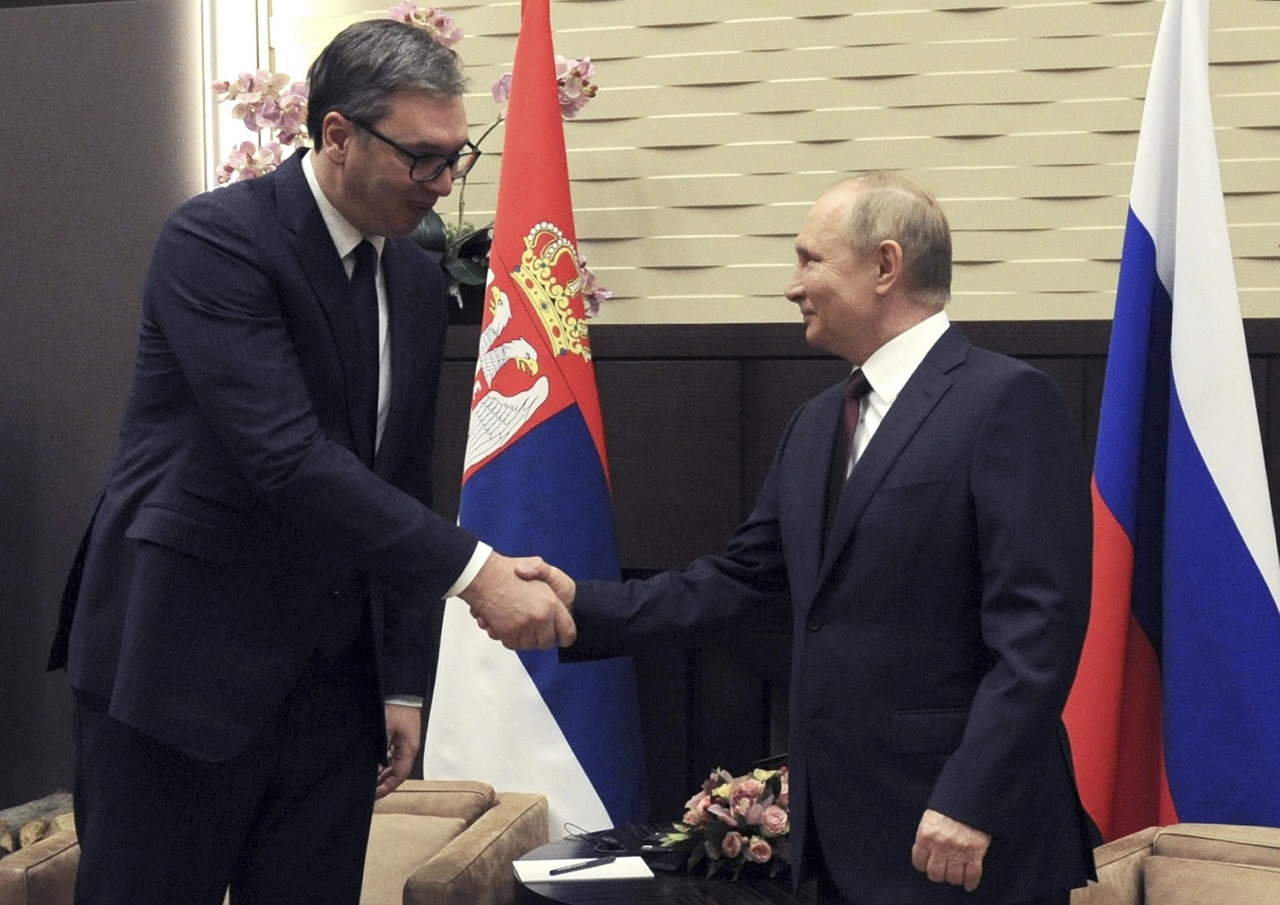 Srbsko začalo lavírovať vo vzťahoch s Moskvou