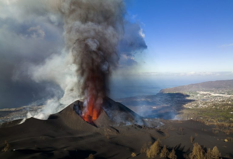 Erupcia sopky Cumbre Vieja na kanárskom ostrove La Palma