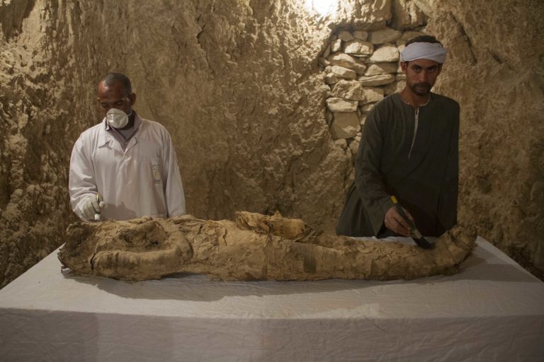 múmia archeológovia