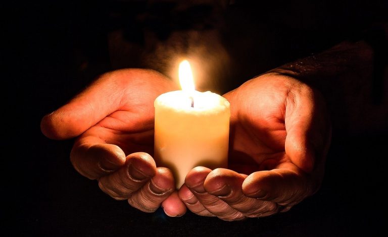 sviečka, modlitba, ruky