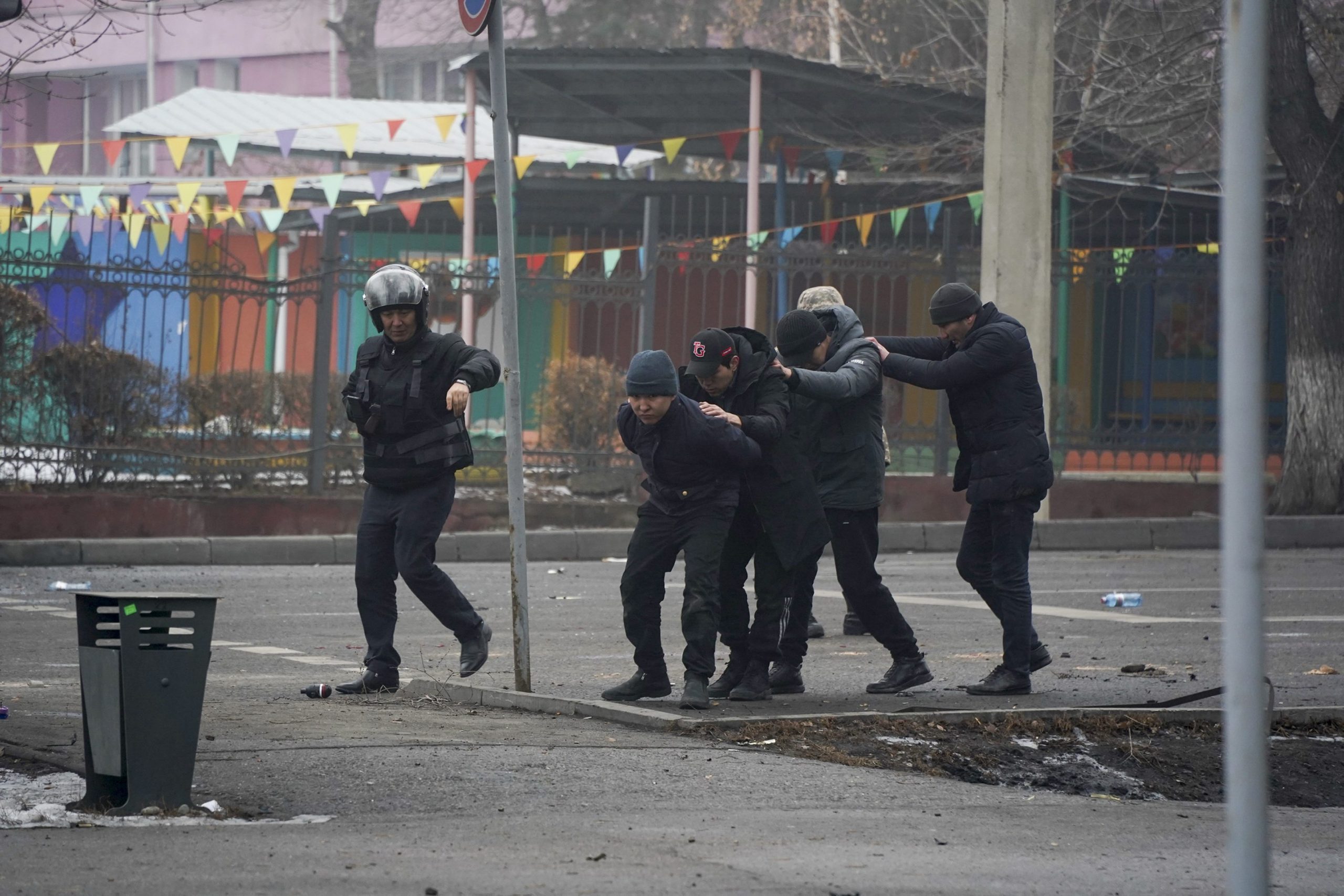 Ситуация в казахстане сегодня последние новости. Беспорядки в Казахстане полиция 2022. Протесты в Казахстане 2022. Алматы январь 2022.