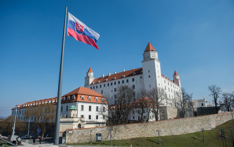 Bratislavský hrad slovenská vlajka