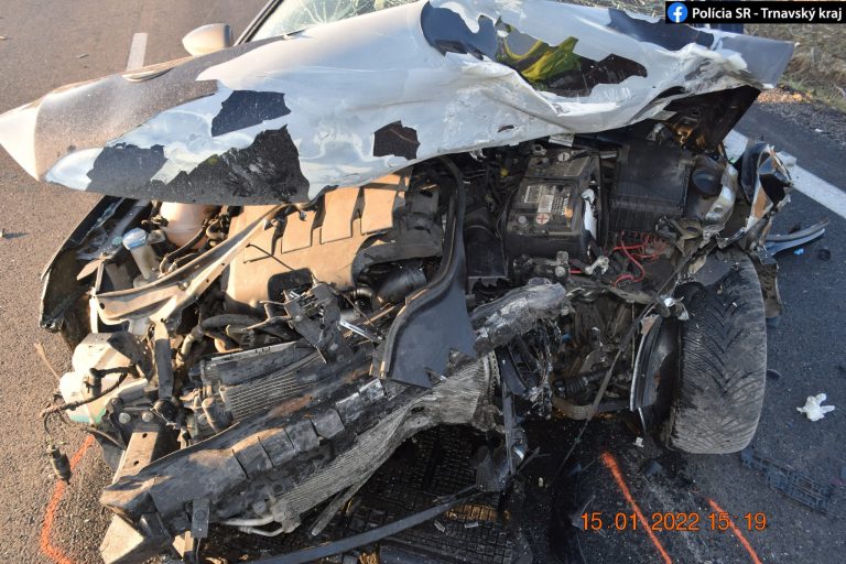 nehoda_zdemolovaný automobil_Lopašov-Radošovce
