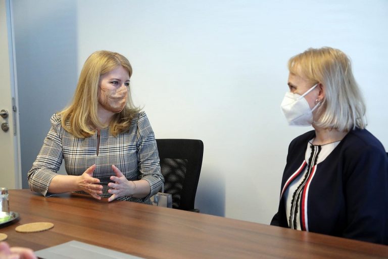 Prezidentka SR Zuzana Čaputová s komisárkou pre osoby so zdravotným postihnutím Zuzanou Stavrovskou