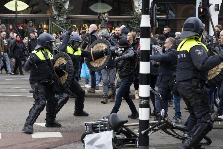 Polícia rozohnala nepovolený protest proti obmedzeniam v Amsterdame