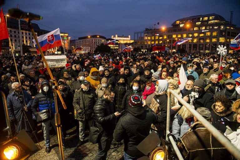 účastníci protestného zhromaždenia opozičných politických strán v Bratislave