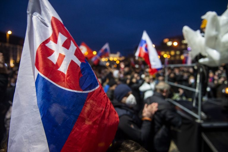 účastníci protestného zhromaždenia opozičných politických strán v Bratislave