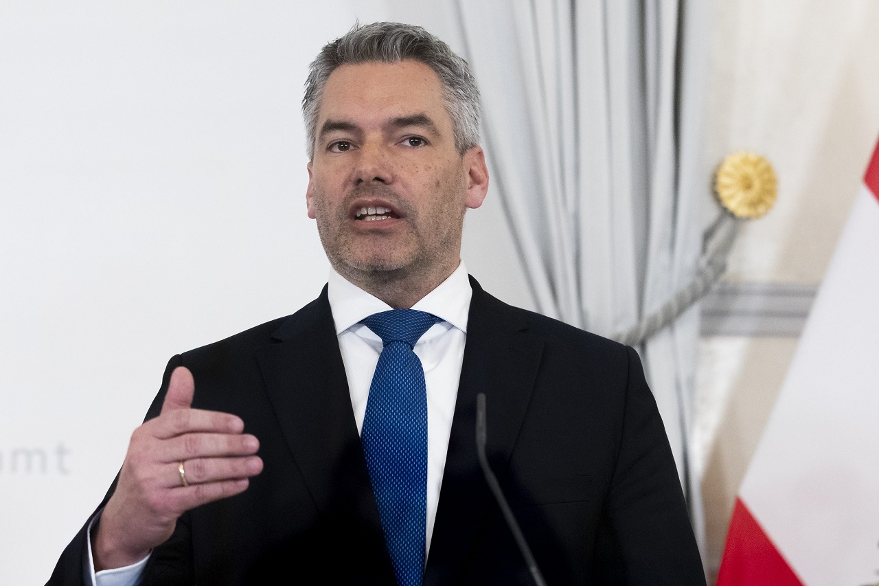Rakúsky kancelár Nehammer: Komisia EÚ súhlasila s tým, že “de facto” zaplatí za ploty na hraniciach.