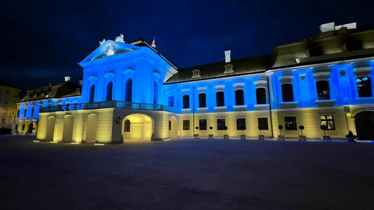 rozsvietený prezidentský palác