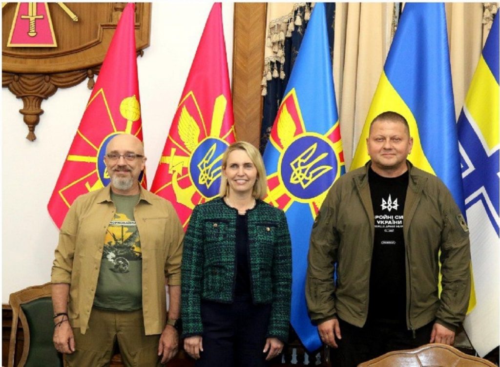 Hlavný veliteľ ukrajinských ozbrojených síl Valerij Zalužnyj, veľvyslankyňa USA na Ukrajine Bridgette Brink