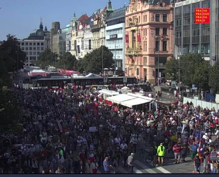 Na pražskom Václavskom námestí sa v sobotu popoludní demonštruje proti vláde premiéra Petra Fialu