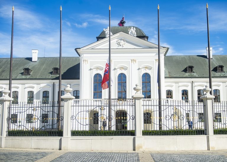 Vlajky pred Prezidentským palácom stiahnuté na pol žrde pre úmrtie Alžbety II.