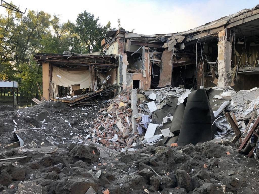 zničený hotel v centrálnom parku v Záporoží