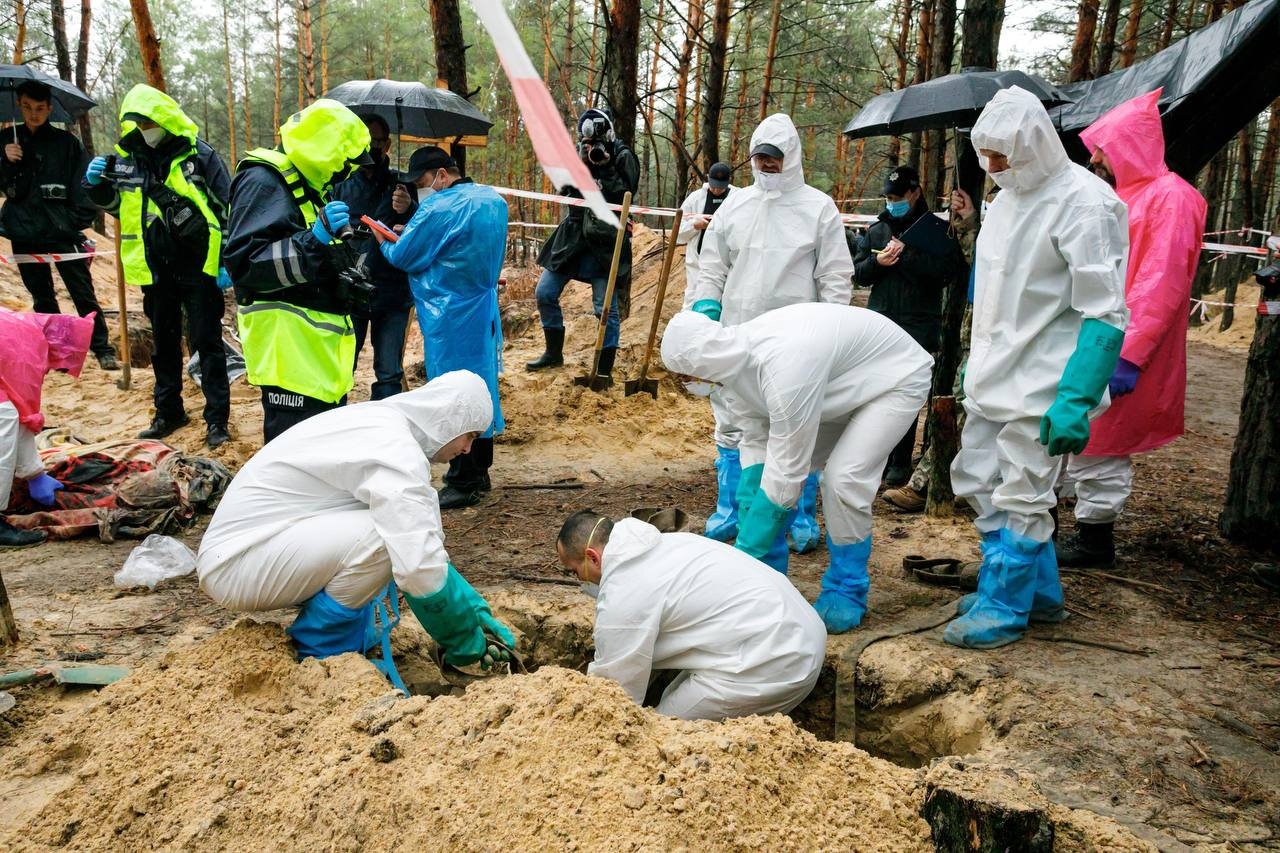 V Izjume v Charkovskej oblasti dokončili exhumáciu tiel z hrobov