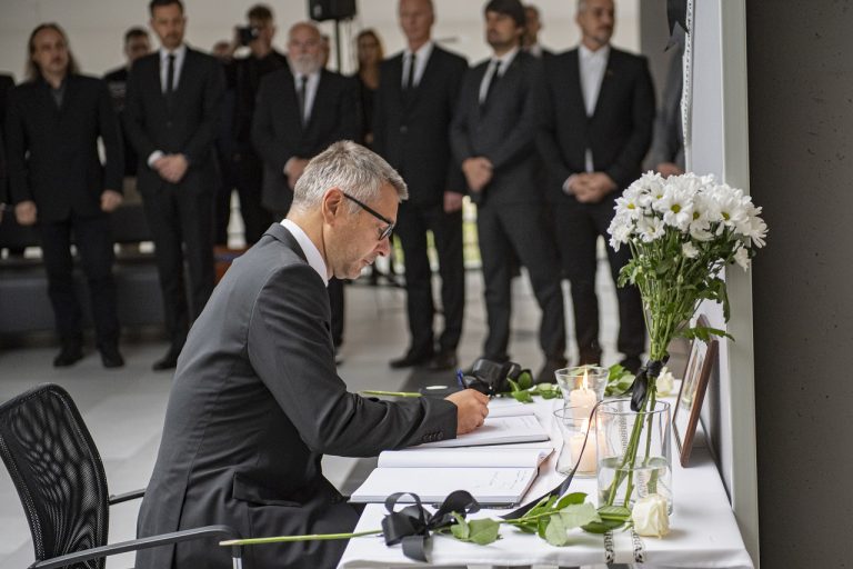 Minútou ticha si na UK i na FIIT STU uctili pamiatku zosnulých študentov pri tragickej nehode na Zochovej ulici v Bratislave