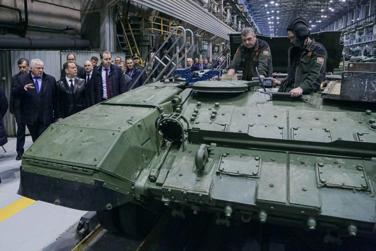 Medvedev navštívil špičkovú ruskú továreň na výrobu tankov na Urale