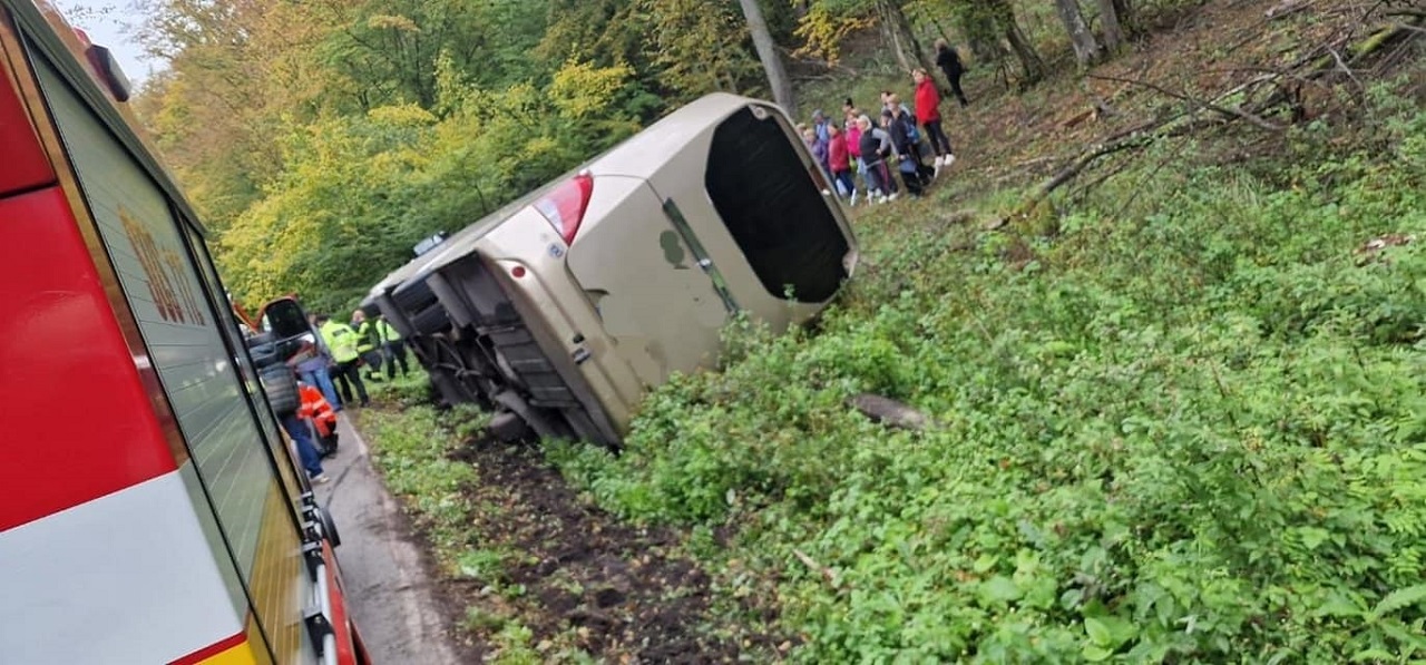 V obci Bohunice skončil autobus mimo cesty