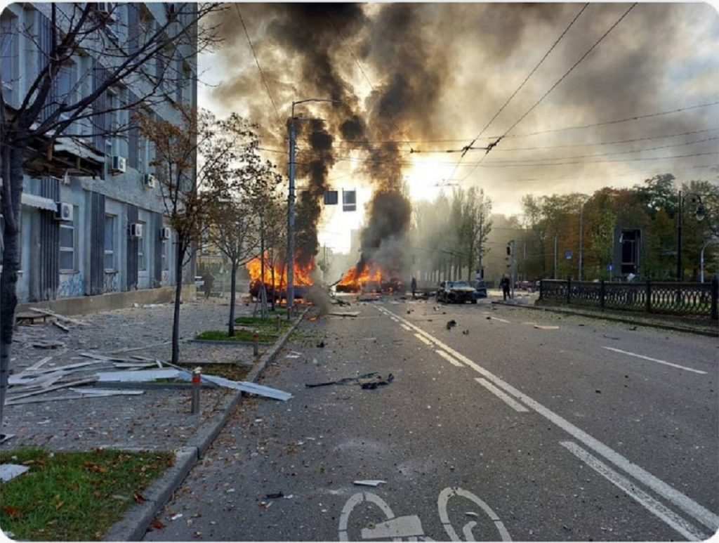 Veľvyslanec EÚ na Ukrajine zverejňuje fotografiu následkov výbuchu v centre Kyjeva