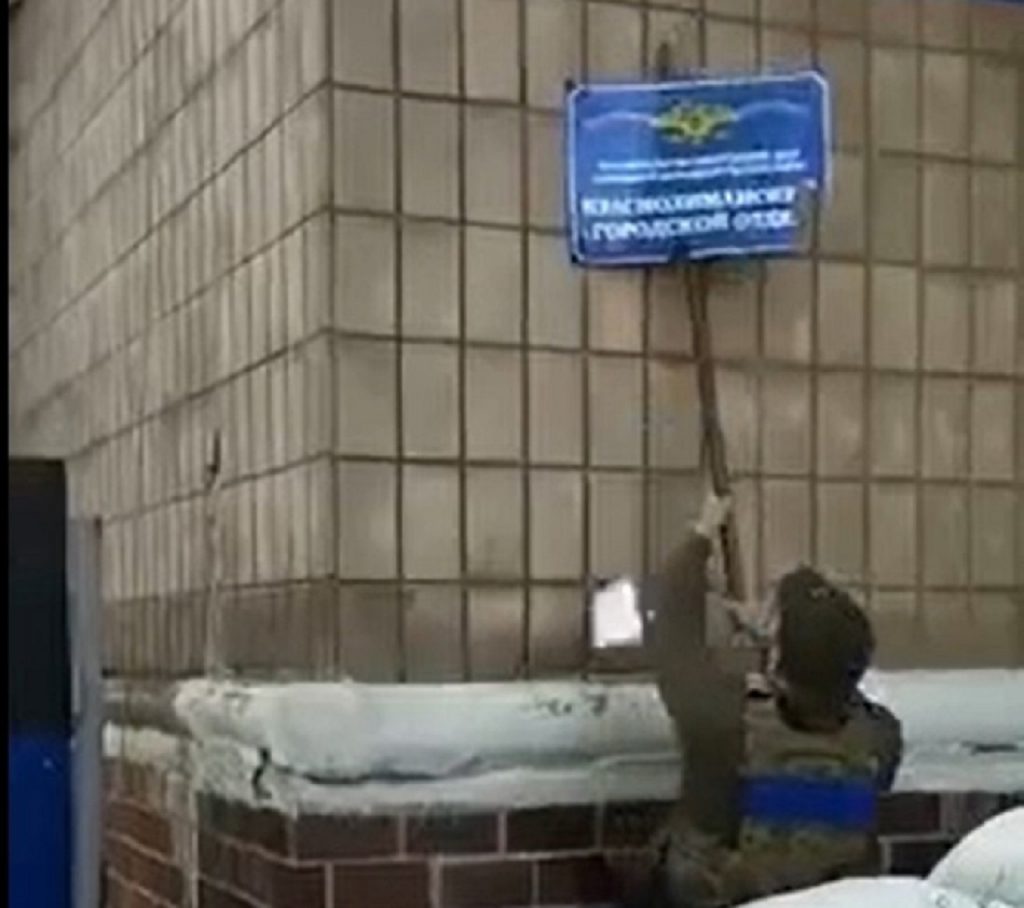 Ukrajinskí vojaci odstránili ruský nápis z policajnej budovy