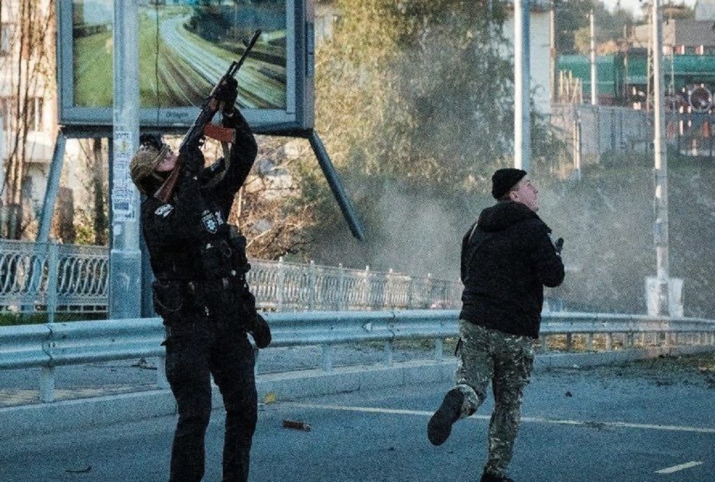 Agentúra AFP zverejňuje fotografie ako sa v Kyjeve snažili zostreliť bezpilotné drony útočiace na kritickú infraštruktúru