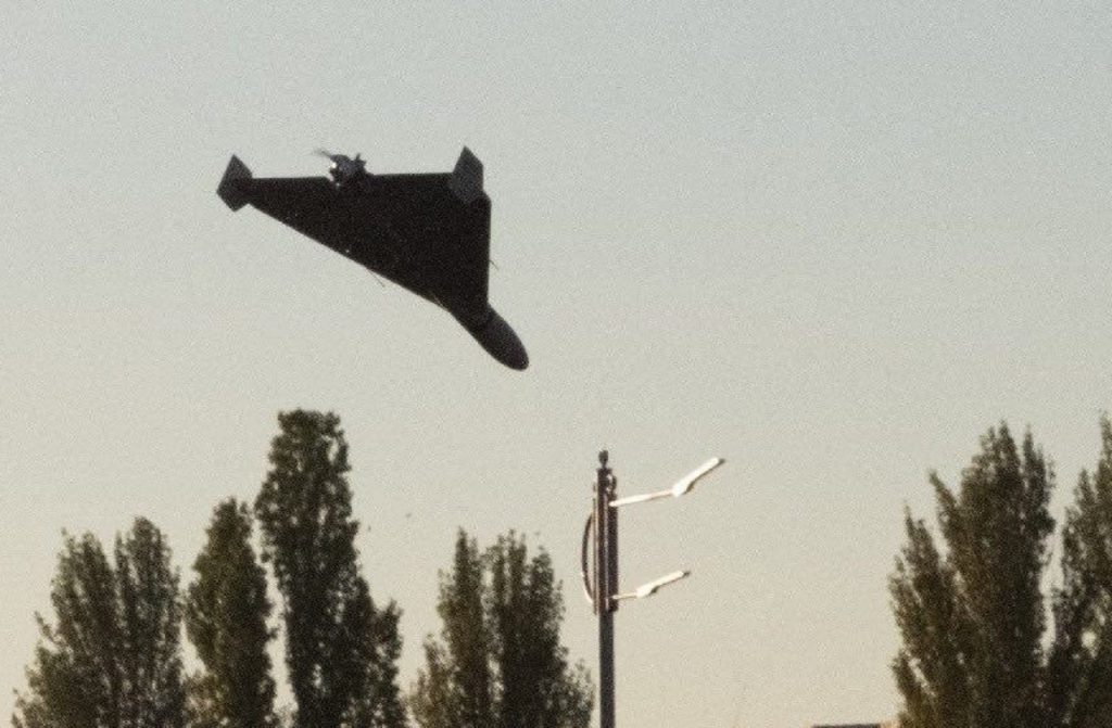 Agentúra AFP zverejňuje fotografie ako sa v Kyjeve snažili zostreliť bezpilotné drony útočiace na kritickú infraštruktúru