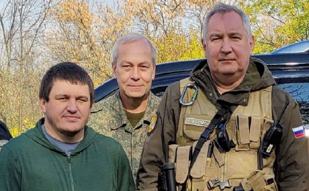 bjavili sa nové fotografie bývalého šéfa Roskosmosu Dmitrija Rogozina na fronte - s veliteľmi miestnych formácií - Šachtar, Zlý, Abcház a Eduardom Basurinom, hovorcom "ľudovej milície DĽR"