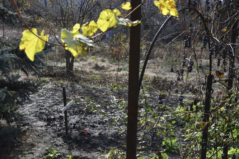 Situácia po ruskom ostreľovaní v dedine Ščurove, v Doneckej oblasti na východe Ukrajiny