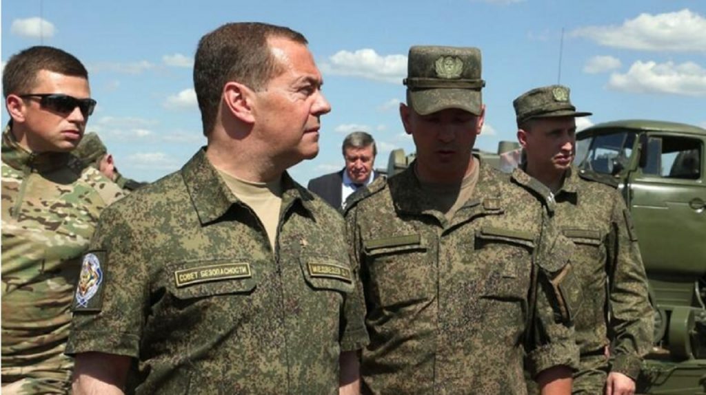Dmitrij Anatolievič Medvedev, právnik a kandidát právnických vied je ruský politik