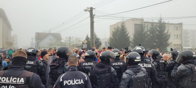 POLÍCIA DOHLIADA V KÚTOCH NA OHLÁSENÝ PROTEST