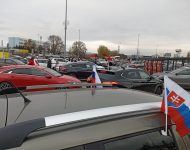 Pred OC Danubia v Petržalke sa zbierajú autá na autoprotest