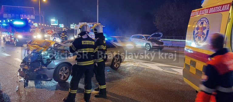 Na Prístavnom moste v Bratislave sa zrazili dve autá