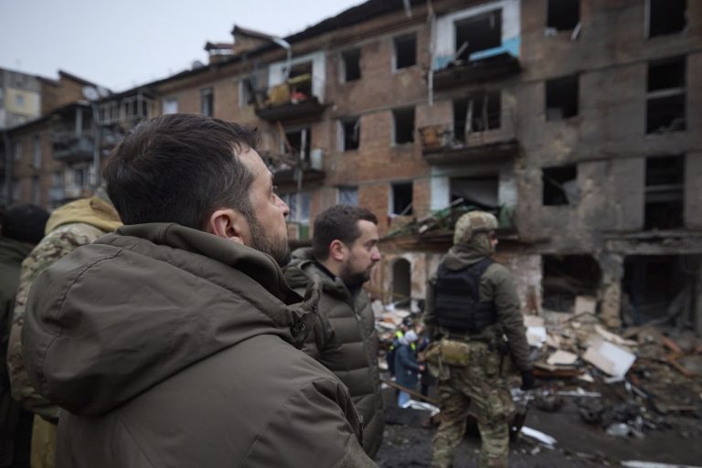 Volodymyr Zelenskyj si prezrel zničené budovy v meste Vyšgorod na predmestí Kyjeva