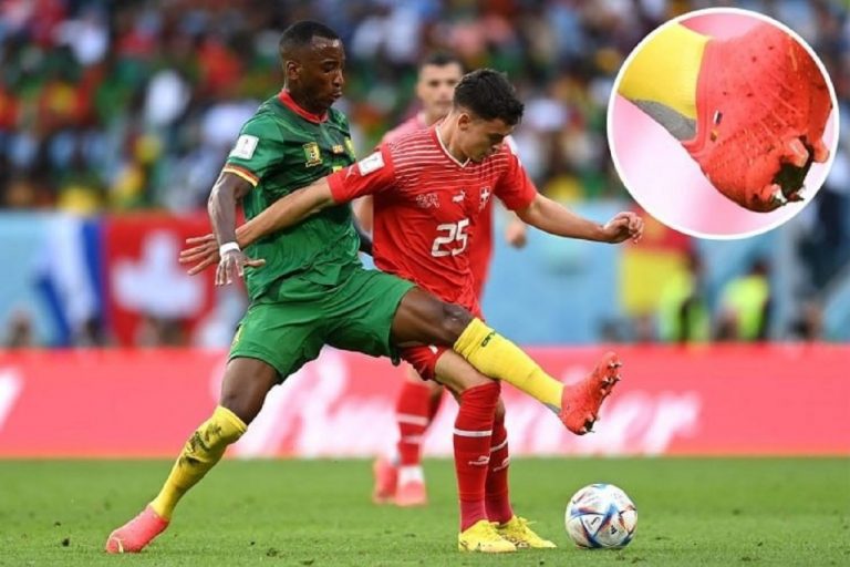 27-ročný kamerunský záložník Gael Ondoua mal v zápase proti Švajčiarsku na nohách kopačky s ruskou a kamerunskou vlajkou