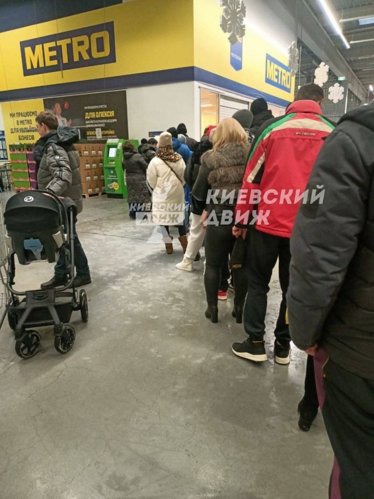 Rady pri bankomatoch v Kyjeve neutíchajú
