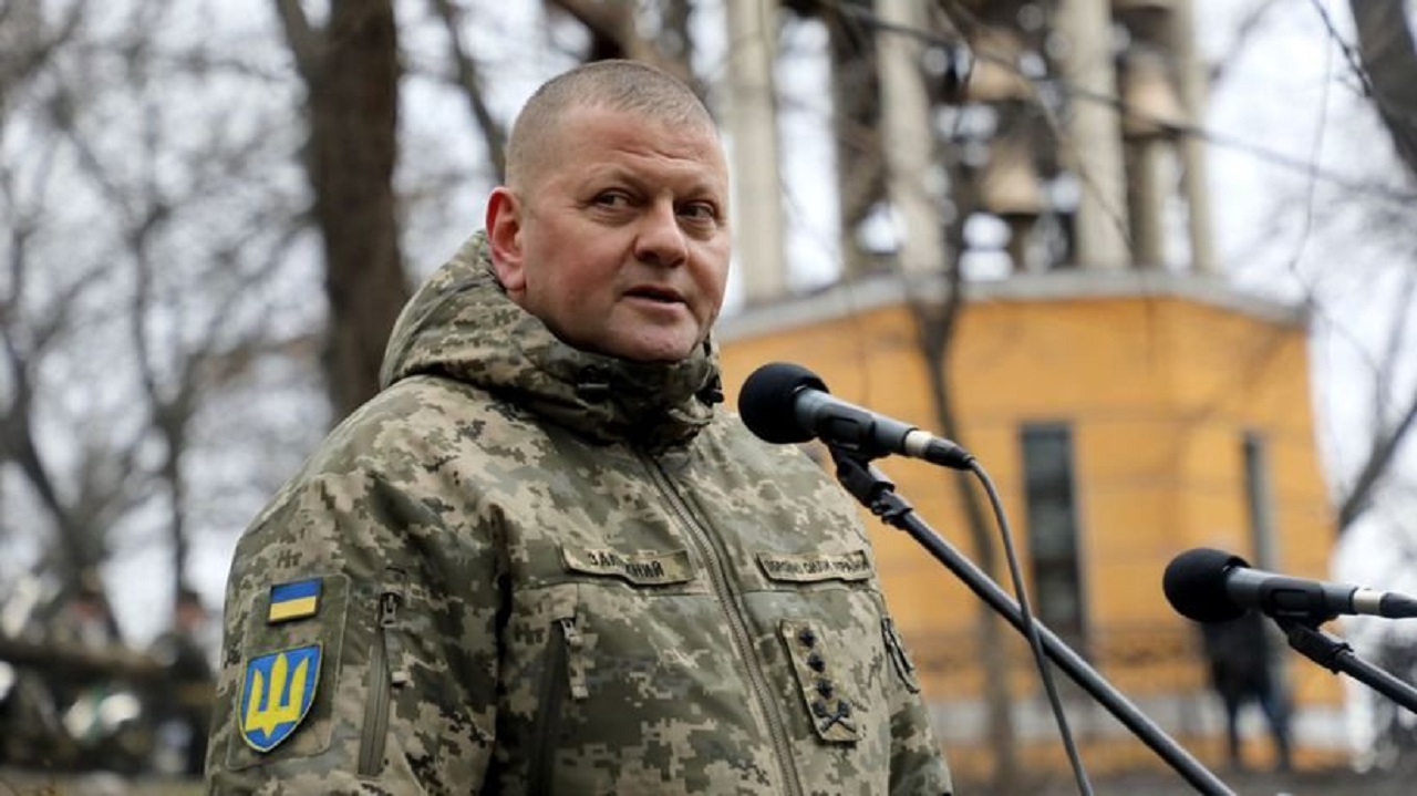 Washington predlžuje utrpenie Ukrajiny. Generál Zalužnyj nežiada o pomoc, žiada o novú armádu