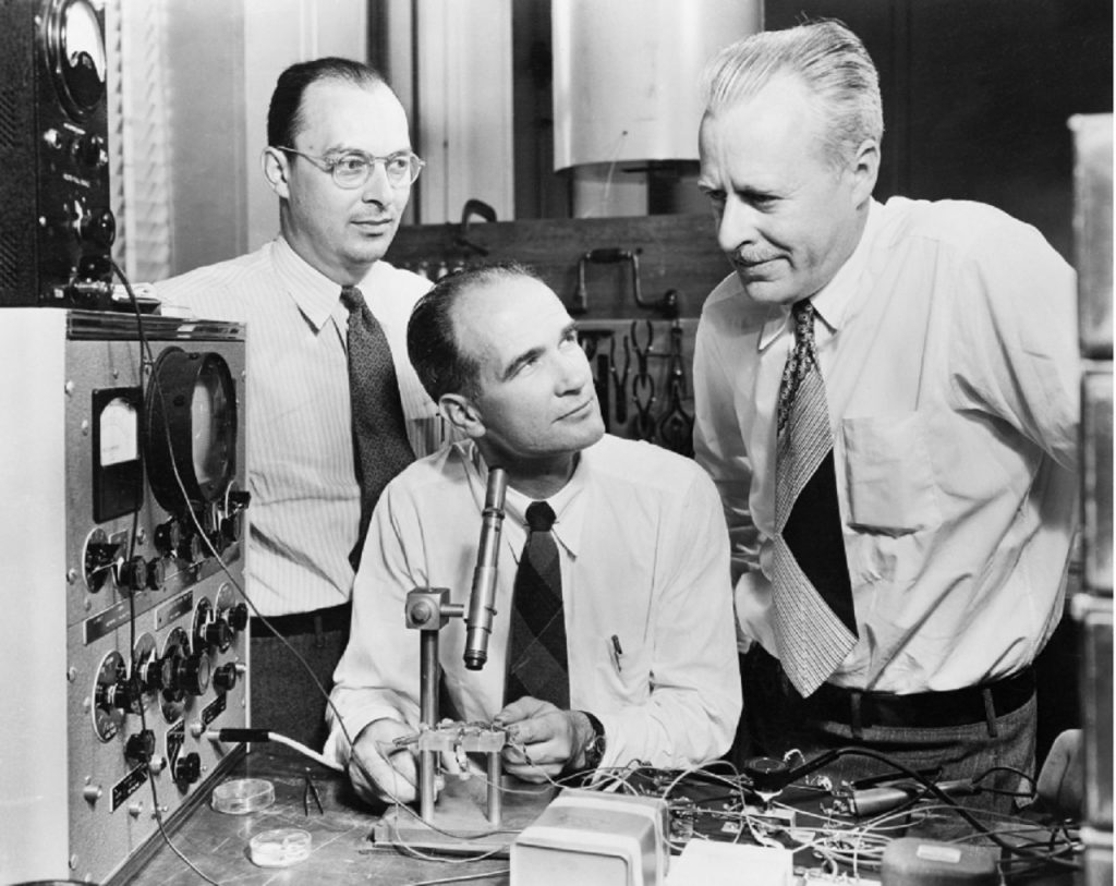 Bardeen, Shockley a Brattain – traja “otcovia tranzistoru” na svojom pracovisku v Bellových labratóriách (1948)