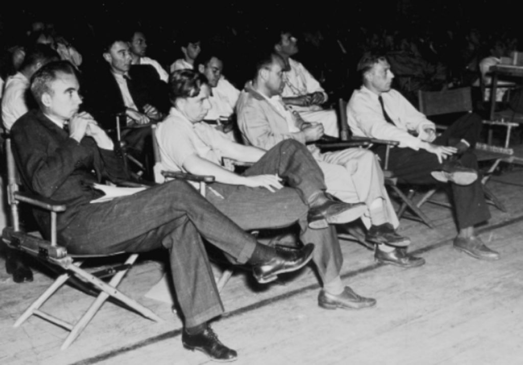 Stretnutie fyzikov z projektu Manhattan roku 1946; na obrázku sú aj Feynman, Oppenheimer a Fermi, ale tiež zabudnutí ľudia