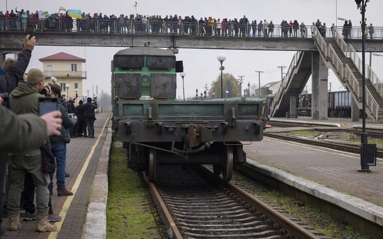 Ukrajina: Z Kyjeva do Chersonu odišiel prvý vlak po deviatich mesiacoch okupácie