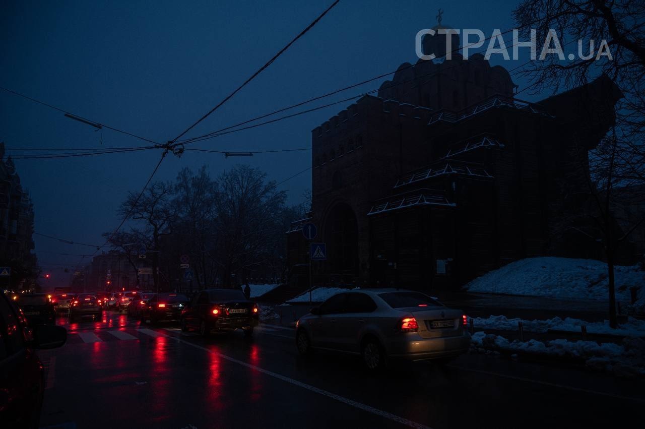 Fotografia z dnešného večera v Kyjeve počas výpadku elektrickej energie.