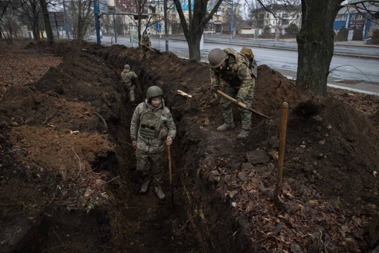 Ukrajinskí vojaci kopú zákopy v centre Bachmutu