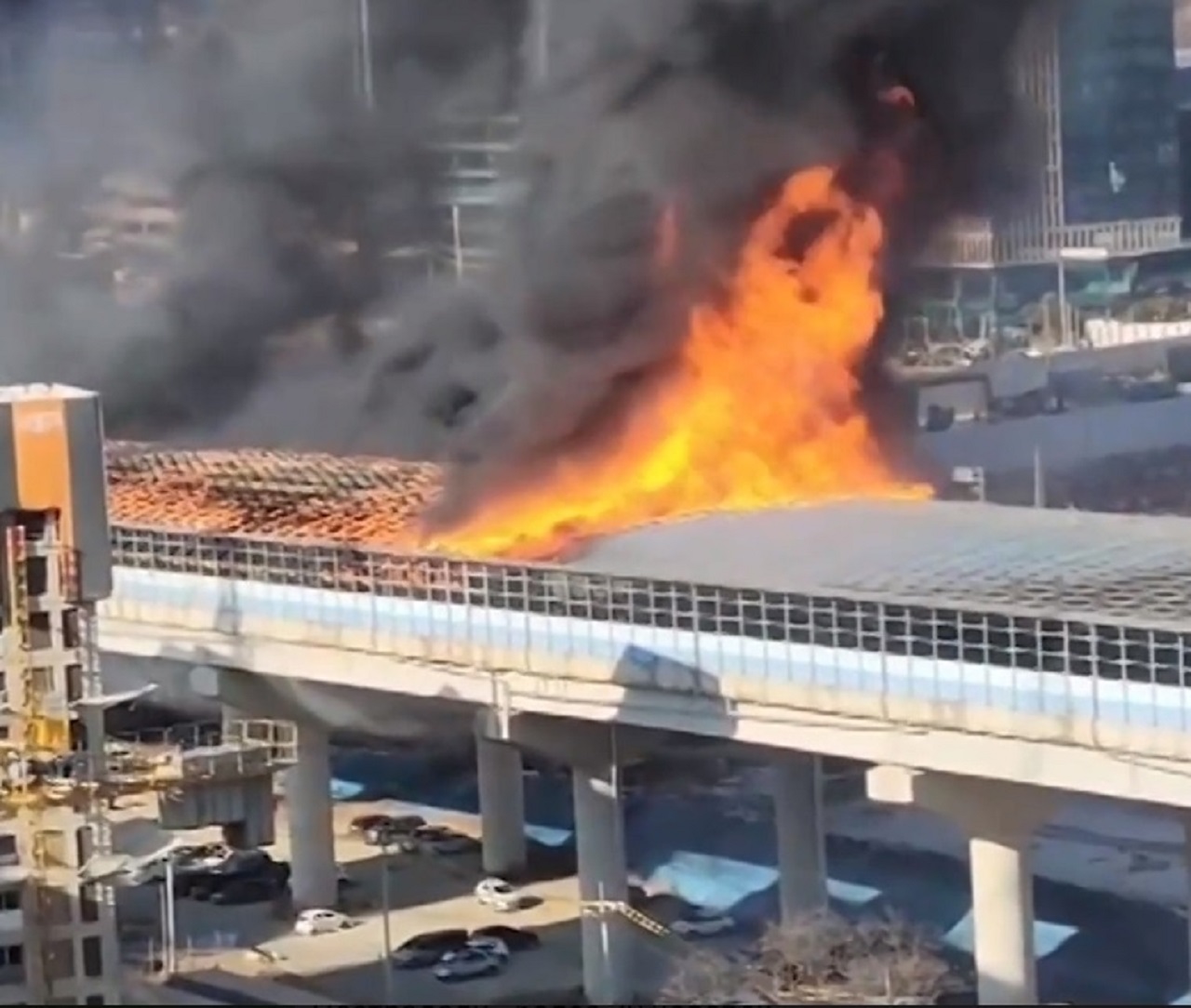 V tuneli na juhokórejskej diaľnici vypukol rozsiahly požiar