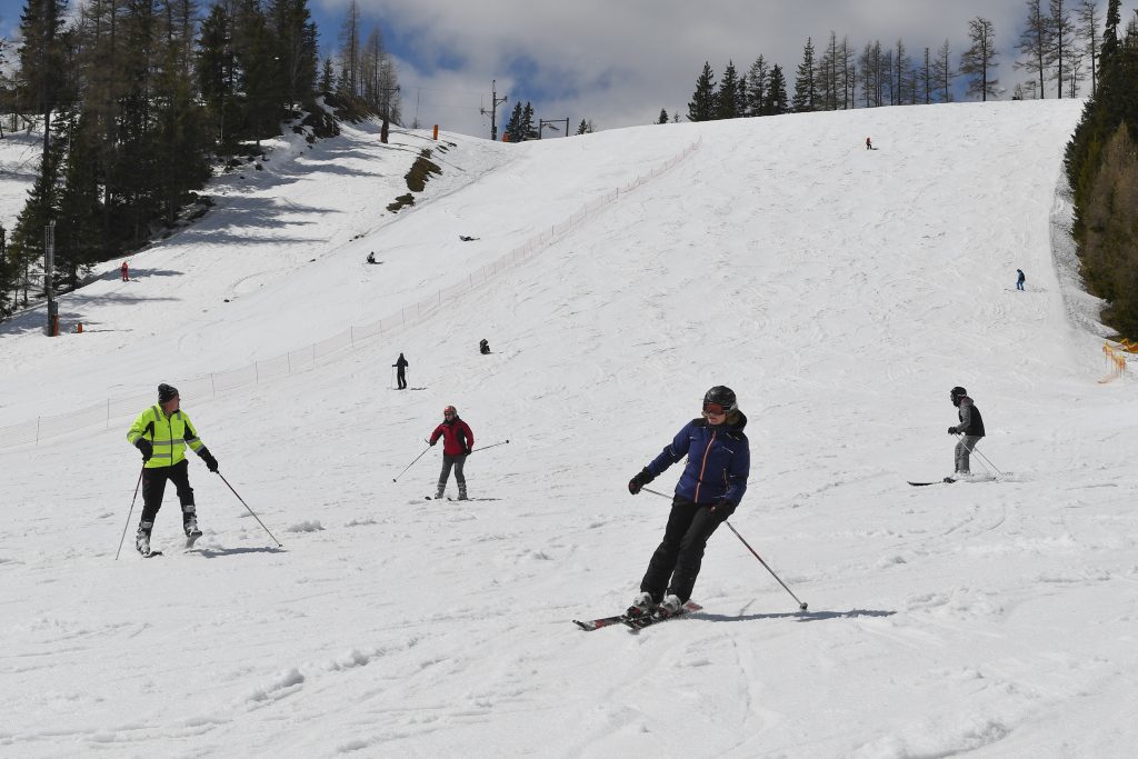 zima sneh lyžiarske stredisko lyžovanie